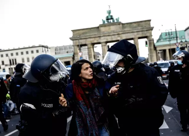 Son dakika haberi! - Berlin'de Enfeksiyondan Koruma Yasası protestosu: 150'den fazla gözaltı