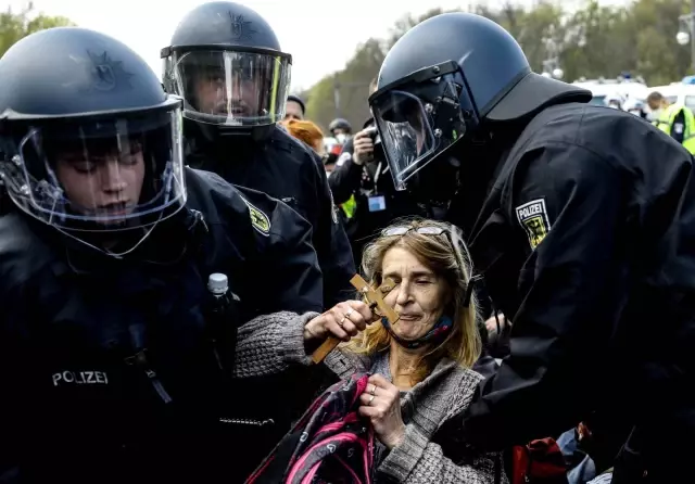Son dakika haberi! - Berlin'de Enfeksiyondan Koruma Yasası protestosu: 150'den fazla gözaltı