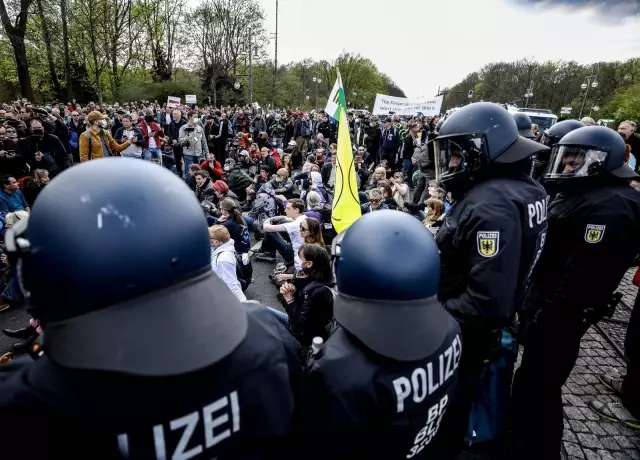 Son dakika haberi! - Berlin'de Enfeksiyondan Koruma Yasası protestosu: 150'den fazla gözaltı