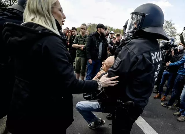 Son dakika haberi! - Berlin'de Enfeksiyondan Koruma Yasası protestosu: 150'den fazla gözaltı