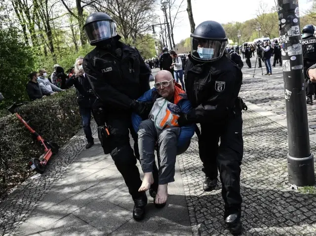 Son dakika haberi! - Berlin'de Enfeksiyondan Koruma Yasası protestosu: 150'den fazla gözaltı