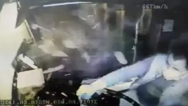 Son dakika haberi! (ek bilgiyle) BEŞİKTAŞ'TAKİ OTOBÜS KAZASI KAMERADA; ŞOFÖR TELEFONLA OYNUYORDU Son dakika haberi! (ek bilgiyle) BEŞİKTAŞ'TAKİ OTOBÜS KAZASI KAMERADA; ŞOFÖR TELEFONLA OYNUYORDU