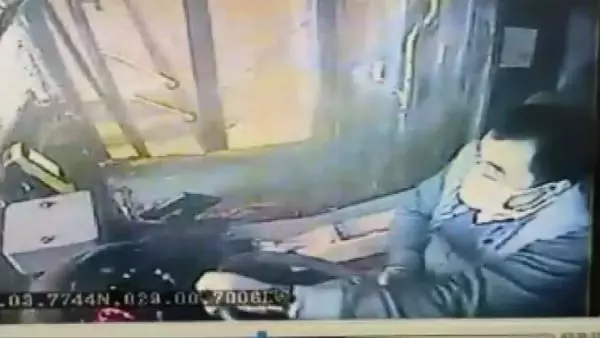 Son dakika haberi! (ek bilgiyle) BEŞİKTAŞ'TAKİ OTOBÜS KAZASI KAMERADA; ŞOFÖR TELEFONLA OYNUYORDU Son dakika haberi! (ek bilgiyle) BEŞİKTAŞ'TAKİ OTOBÜS KAZASI KAMERADA; ŞOFÖR TELEFONLA OYNUYORDU