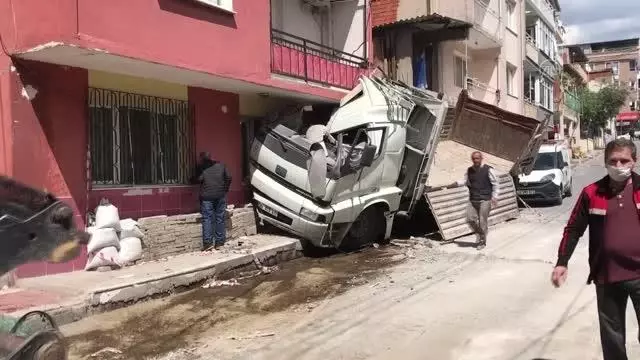 Bir deponun ardından apartmanın duvarına çarpan kamyonun şoförü yaralandı Bir deponun ardından apartmanın duvarına çarpan kamyonun şoförü yaralandı