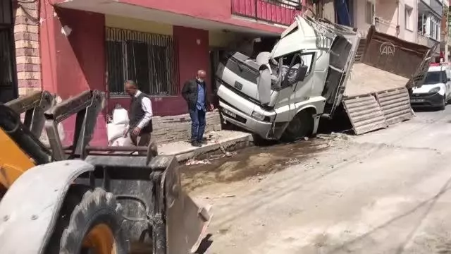 Bir deponun ardından apartmanın duvarına çarpan kamyonun şoförü yaralandı Bir deponun ardından apartmanın duvarına çarpan kamyonun şoförü yaralandı