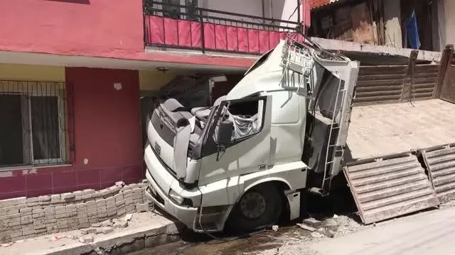 Bir deponun ardından apartmanın duvarına çarpan kamyonun şoförü yaralandı Bir deponun ardından apartmanın duvarına çarpan kamyonun şoförü yaralandı