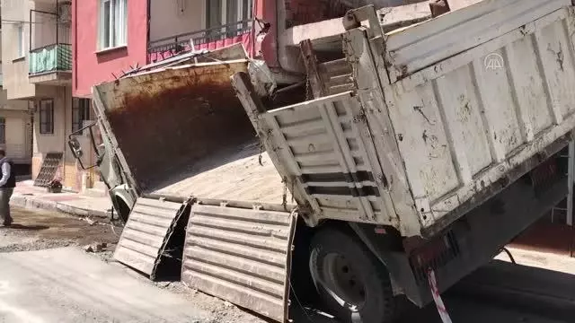 Bir deponun ardından apartmanın duvarına çarpan kamyonun şoförü yaralandı Bir deponun ardından apartmanın duvarına çarpan kamyonun şoförü yaralandı