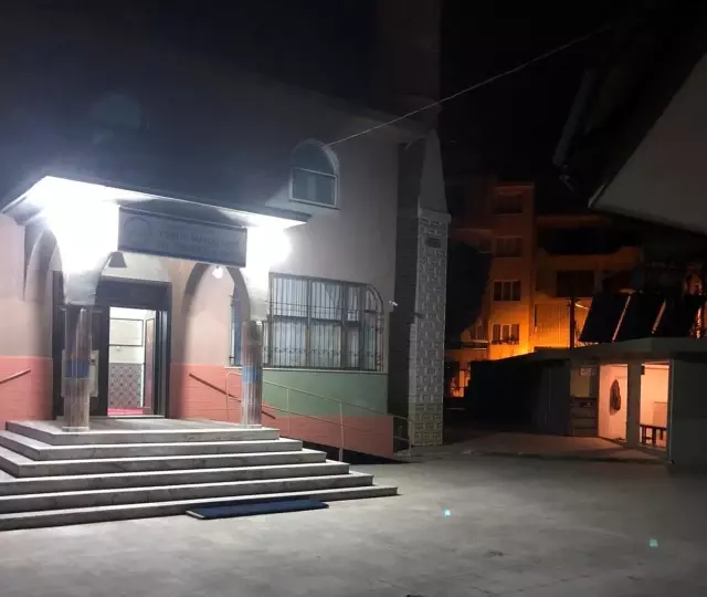 Cami ve okulun musluklarını çaldılar Cami ve okulun musluklarını çaldılar