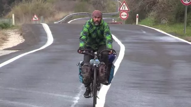 ÇANAKKALE - Bisikletle 85 bin kilometre kat eden Azerbaycanlı gezgin Çanakkale şehitliklerine ulaşmanın gururunu yaşıyor ÇANAKKALE - Bisikletle 85 bin kilometre kat eden Azerbaycanlı gezgin Çanakkale şehitliklerine ulaşmanın gururunu yaşıyor