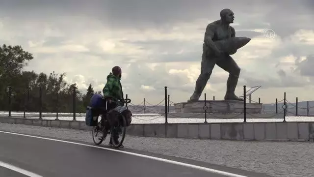 ÇANAKKALE - Bisikletle 85 bin kilometre kat eden Azerbaycanlı gezgin Çanakkale şehitliklerine ulaşmanın gururunu yaşıyor ÇANAKKALE - Bisikletle 85 bin kilometre kat eden Azerbaycanlı gezgin Çanakkale şehitliklerine ulaşmanın gururunu yaşıyor