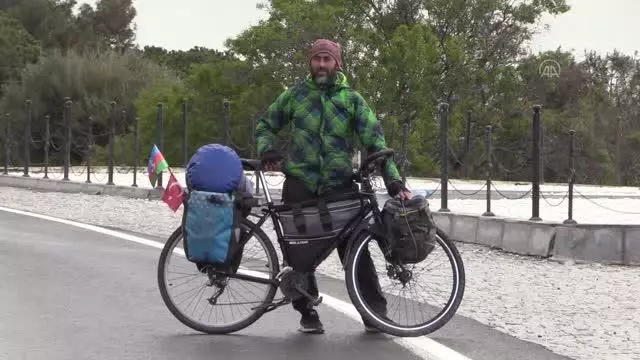 ÇANAKKALE - Bisikletle 85 bin kilometre kat eden Azerbaycanlı gezgin Çanakkale şehitliklerine ulaşmanın gururunu yaşıyor ÇANAKKALE - Bisikletle 85 bin kilometre kat eden Azerbaycanlı gezgin Çanakkale şehitliklerine ulaşmanın gururunu yaşıyor