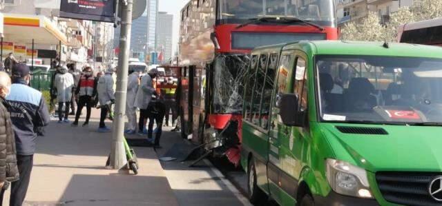 Çift katlı halk otobüsü tünel içerisinde bariyerlere ok gibi saplandı Çift katlı halk otobüsü tünel içerisinde bariyerlere ok gibi saplandı