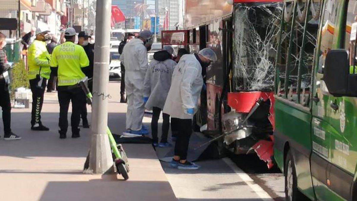 Çift katlı halk otobüsü tünel içerisinde bariyerlere ok gibi saplandı
