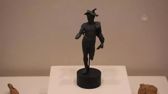 Çiftçinin tarla sürerken bulduğu Hermes heykelciği Çorum Müzesi'nde sergileniyor