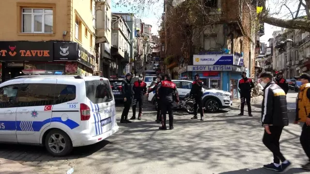 Son dakika haberleri: Dolapdere'de polis denetimi: Maske takmayan çok sayıda kişiye ceza kesildi Son dakika haberleri: Dolapdere'de polis denetimi: Maske takmayan çok sayıda kişiye ceza kesildi