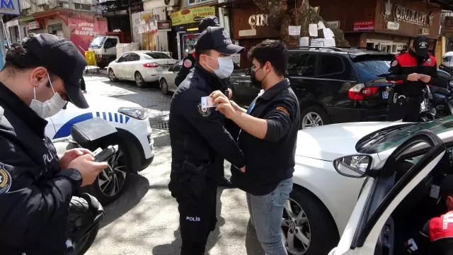 Son dakika haberleri: Dolapdere'de polis denetimi: Maske takmayan çok sayıda kişiye ceza kesildi Son dakika haberleri: Dolapdere'de polis denetimi: Maske takmayan çok sayıda kişiye ceza kesildi