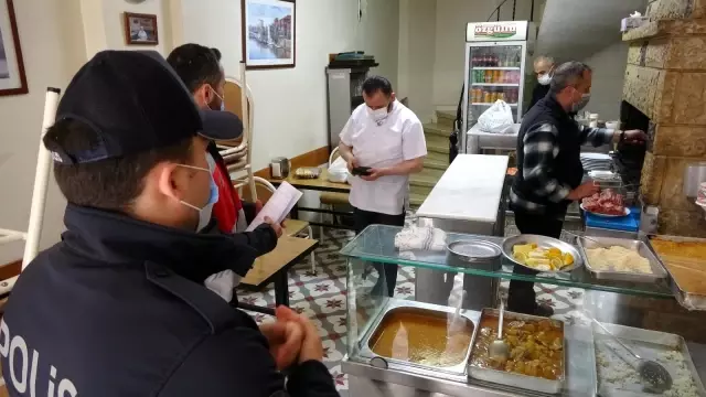 Son dakika haberleri: Dolapdere'de polis denetimi: Maske takmayan çok sayıda kişiye ceza kesildi Son dakika haberleri: Dolapdere'de polis denetimi: Maske takmayan çok sayıda kişiye ceza kesildi