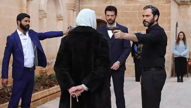 Emrullah Omay, arkadaşlarıyla birlikte Hercai'nin setini bastı Emrullah Omay, arkadaşlarıyla birlikte Hercai'nin setini bastı