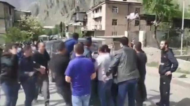 Ermenistan Başbakanı Paşinyan'a öfke dinmiyor: Defol, burada işin yok