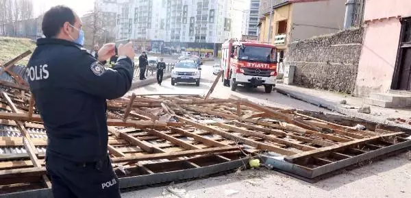 FIRTINA BİNANIN ÇATISINI UÇURDU; YOL TRAFİĞE KAPANDI FIRTINA BİNANIN ÇATISINI UÇURDU; YOL TRAFİĞE KAPANDI