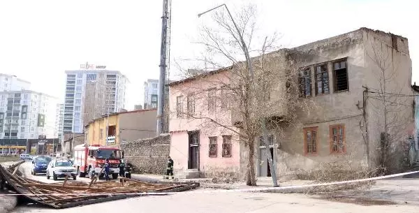 FIRTINA BİNANIN ÇATISINI UÇURDU; YOL TRAFİĞE KAPANDI FIRTINA BİNANIN ÇATISINI UÇURDU; YOL TRAFİĞE KAPANDI