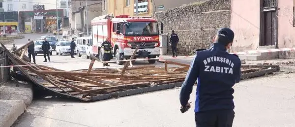 FIRTINA BİNANIN ÇATISINI UÇURDU; YOL TRAFİĞE KAPANDI FIRTINA BİNANIN ÇATISINI UÇURDU; YOL TRAFİĞE KAPANDI