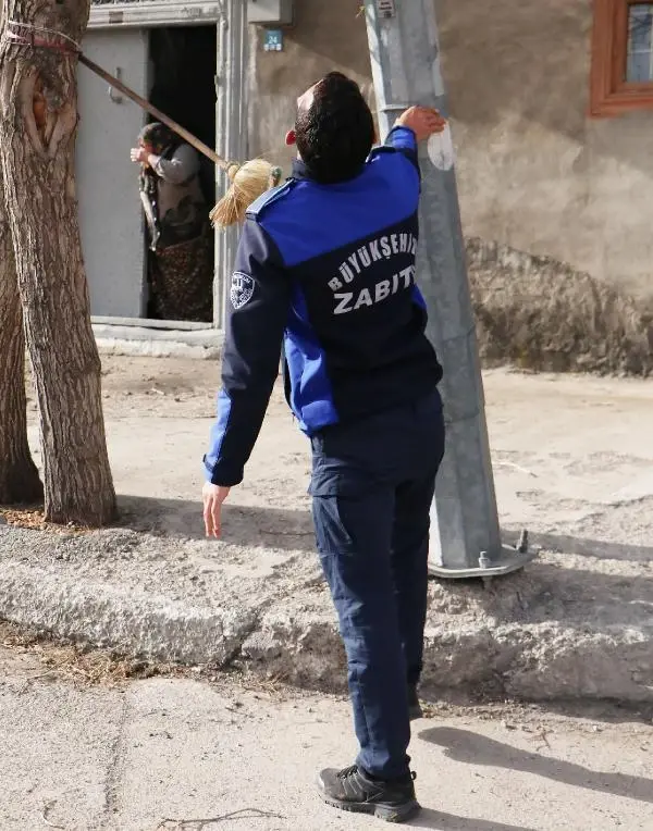 FIRTINA BİNANIN ÇATISINI UÇURDU; YOL TRAFİĞE KAPANDI FIRTINA BİNANIN ÇATISINI UÇURDU; YOL TRAFİĞE KAPANDI