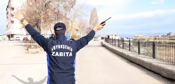 FIRTINA BİNANIN ÇATISINI UÇURDU; YOL TRAFİĞE KAPANDI FIRTINA BİNANIN ÇATISINI UÇURDU; YOL TRAFİĞE KAPANDI