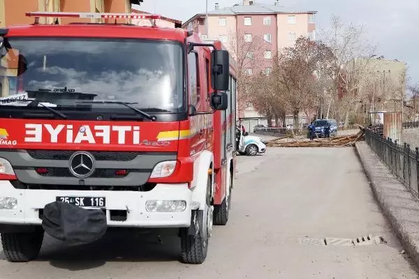 FIRTINA BİNANIN ÇATISINI UÇURDU; YOL TRAFİĞE KAPANDI FIRTINA BİNANIN ÇATISINI UÇURDU; YOL TRAFİĞE KAPANDI