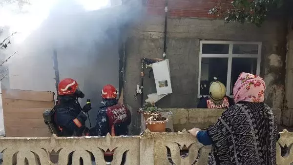 Evi yanarken, üzüntüyle izledi Evi yanarken, üzüntüyle izledi