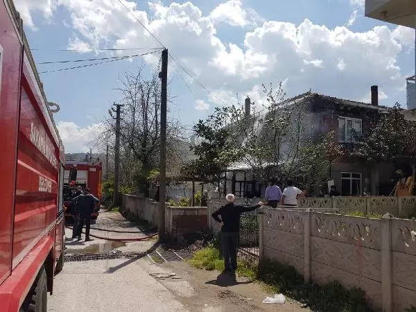Evi yanarken, üzüntüyle izledi Evi yanarken, üzüntüyle izledi