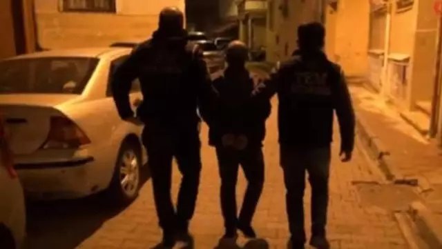 FETÖ'nün hücre evine baskın! Şişe şişe alkol ele geçirildi FETÖ'nün hücre evine baskın! Şişe şişe alkol ele geçirildi