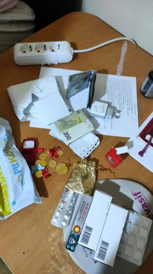 FETÖ'nün hücre evine baskın! Firari astsubay saklandığı çatıda bulundu FETÖ'nün hücre evine baskın! Firari astsubay saklandığı çatıda bulundu