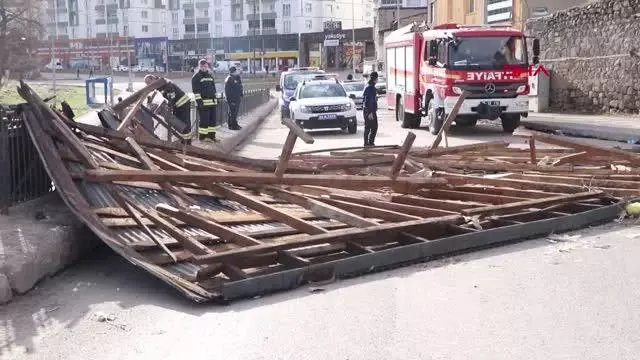 FIRTINA BİNANIN ÇATISINI UÇURDU; YOL TRAFİĞE KAPANDI FIRTINA BİNANIN ÇATISINI UÇURDU; YOL TRAFİĞE KAPANDI