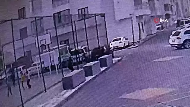Son dakika haberi! Fırtınanın uçurduğu çatı çocukların oynadığı alana düştü, faciadan dönüldü...O anlar kamerada Son dakika haberi! Fırtınanın uçurduğu çatı çocukların oynadığı alana düştü, faciadan dönüldü...O anlar kamerada