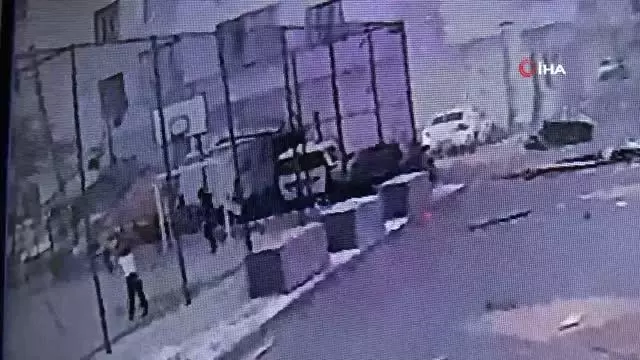 Son dakika haberi! Fırtınanın uçurduğu çatı çocukların oynadığı alana düştü, faciadan dönüldü...O anlar kamerada Son dakika haberi! Fırtınanın uçurduğu çatı çocukların oynadığı alana düştü, faciadan dönüldü...O anlar kamerada