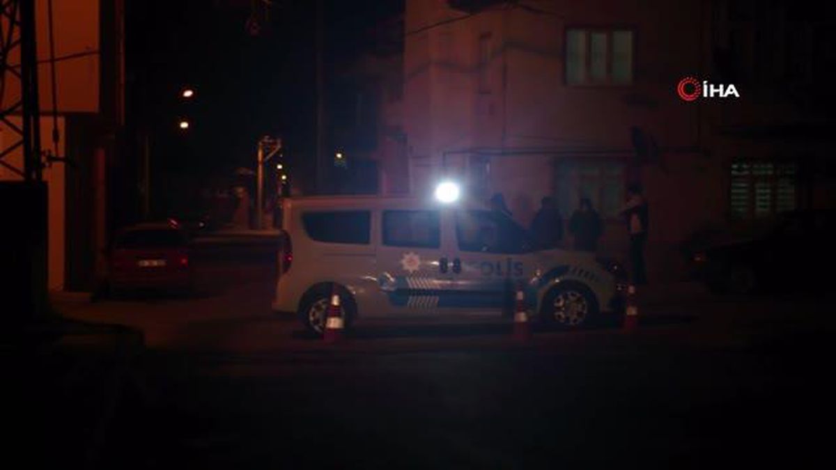 Freni boşalan kamyon elektrik direğine çarparak durabildi