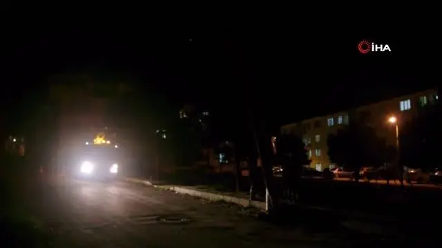 Freni boşalan kamyon elektrik direğine çarparak durabildi Freni boşalan kamyon elektrik direğine çarparak durabildi