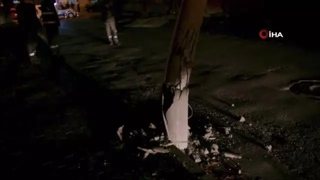 Freni boşalan kamyon elektrik direğine çarparak durabildi Freni boşalan kamyon elektrik direğine çarparak durabildi