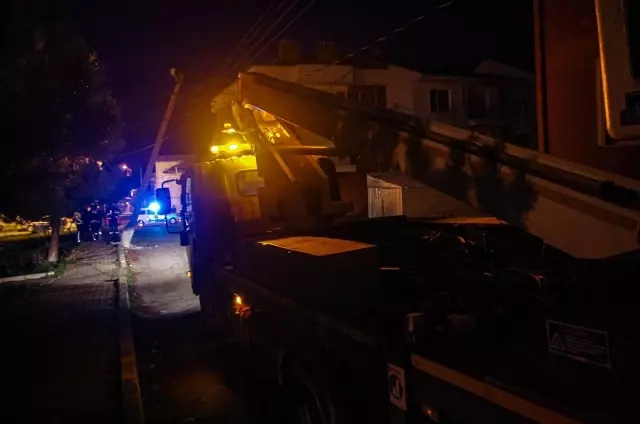 Freni boşalan kamyon elektrik direğine çarparak durabildi Freni boşalan kamyon elektrik direğine çarparak durabildi