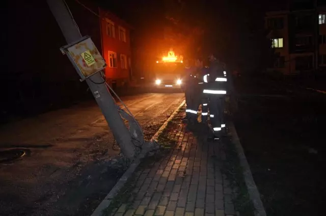 Freni boşalan kamyon elektrik direğine çarparak durabildi Freni boşalan kamyon elektrik direğine çarparak durabildi