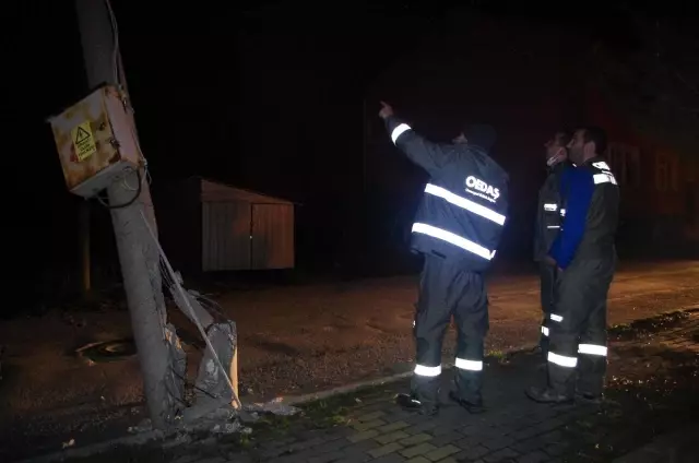 Freni boşalan kamyon elektrik direğine çarparak durabildi Freni boşalan kamyon elektrik direğine çarparak durabildi