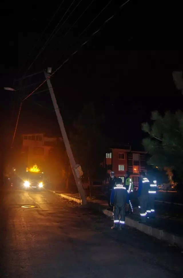 Freni boşalan kamyon elektrik direğine çarparak durabildi Freni boşalan kamyon elektrik direğine çarparak durabildi
