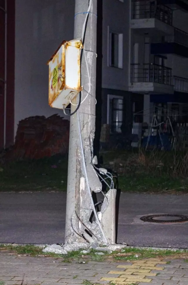 Freni boşalan kamyon elektrik direğine çarparak durabildi Freni boşalan kamyon elektrik direğine çarparak durabildi