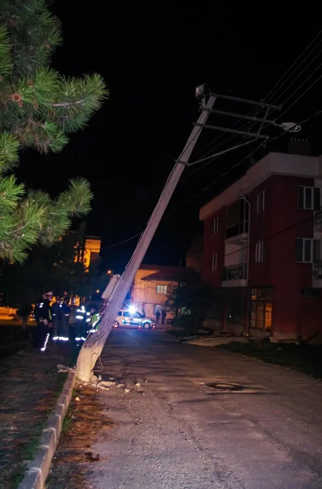 Freni boşalan kamyon elektrik direğine çarparak durabildi Freni boşalan kamyon elektrik direğine çarparak durabildi