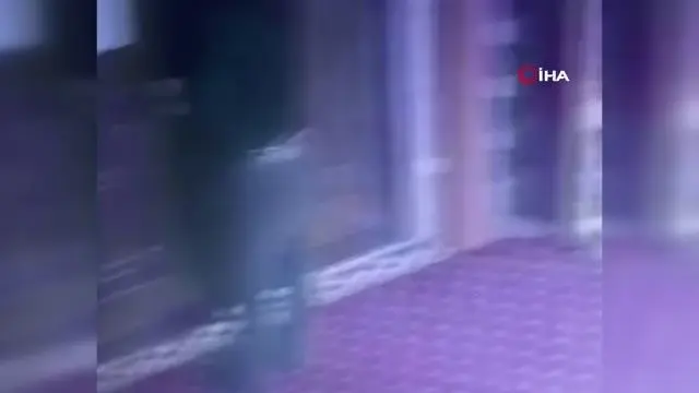 Son dakika haber! Hırsız, camideki yardım parasını kasayı takla attırarak çaldı...O anlar kamerada Son dakika haber! Hırsız, camideki yardım parasını kasayı takla attırarak çaldı...O anlar kamerada