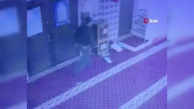 Son dakika haber! Hırsız, camideki yardım parasını kasayı takla attırarak çaldı...O anlar kamerada Son dakika haber! Hırsız, camideki yardım parasını kasayı takla attırarak çaldı...O anlar kamerada
