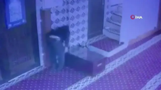 Son dakika haber! Hırsız, camideki yardım parasını kasayı takla attırarak çaldı...O anlar kamerada Son dakika haber! Hırsız, camideki yardım parasını kasayı takla attırarak çaldı...O anlar kamerada