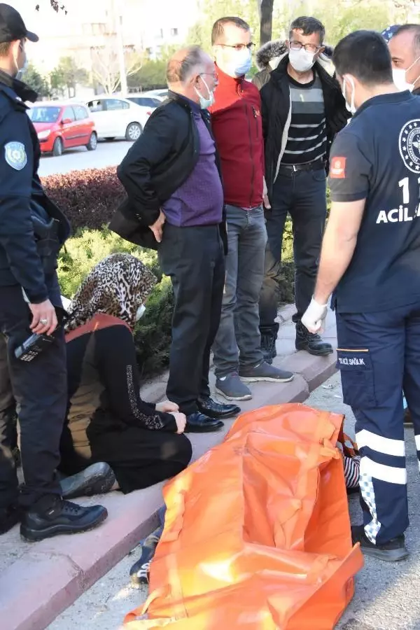 Torunuyla iftar alışverişinden dönen talihsiz kadın, motosikletin altında kaldı Torunuyla iftar alışverişinden dönen talihsiz kadın, motosikletin altında kaldı