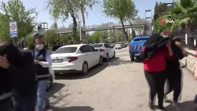 İş vaadiyle 32 kişiyi 1,5 milyon lira dolandıran 3 zanlı tutuklandı İş vaadiyle 32 kişiyi 1,5 milyon lira dolandıran 3 zanlı tutuklandı